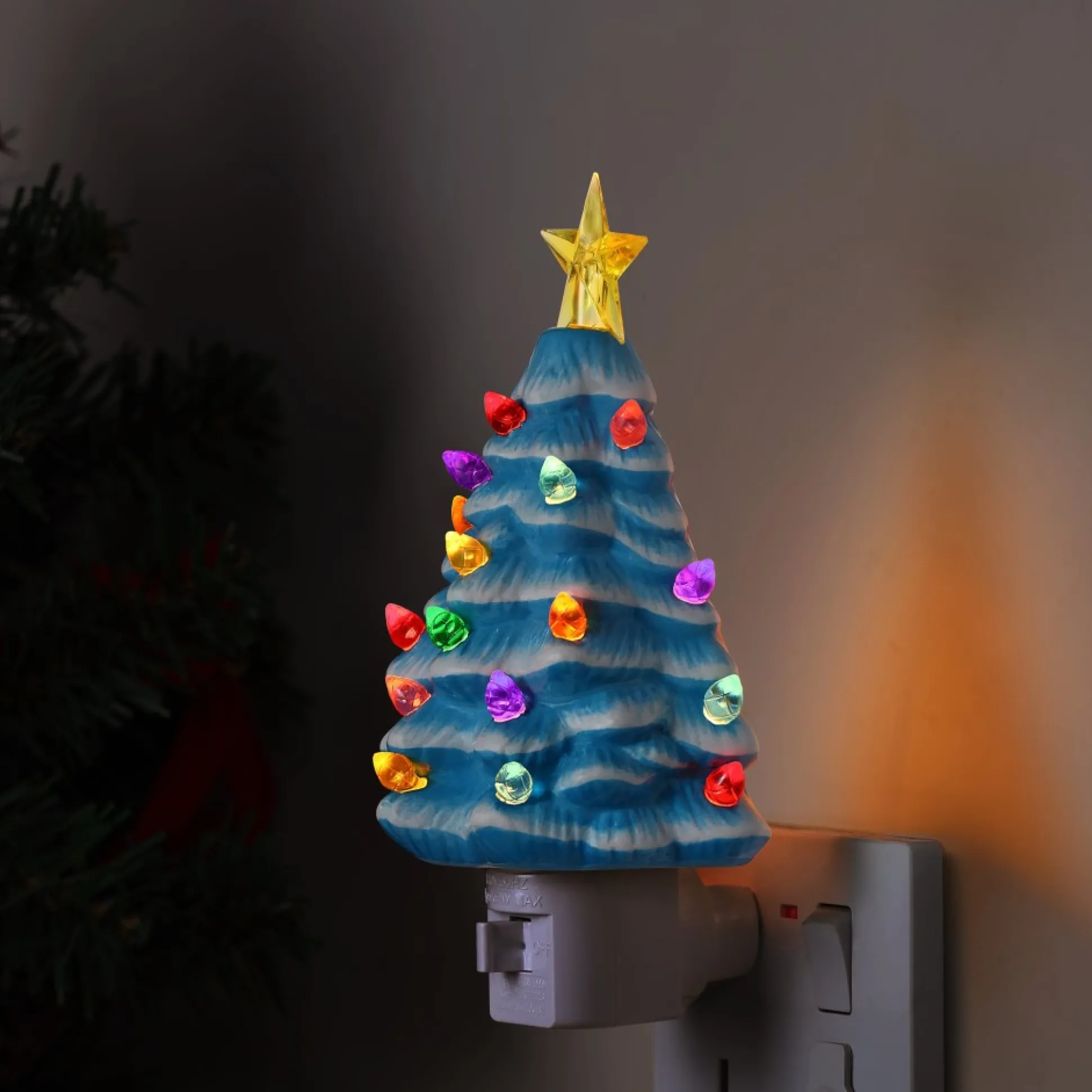 nostalgic_ceramic_tree_nightlight__blue_1.webp Outlet Mr. Christmas Nostalgic Ceramic Tree Nightlight - Blue